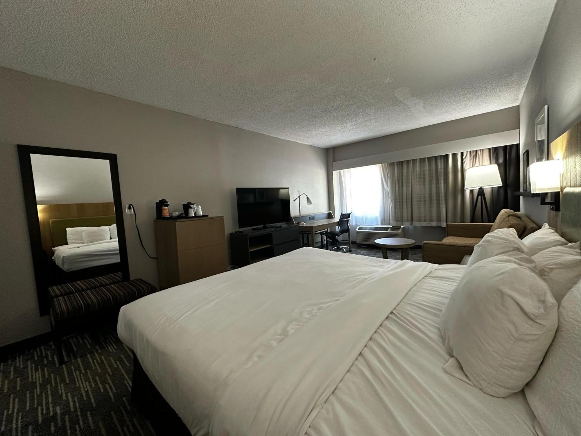 Country & By Radisson, East Busch Gardens , Va 3*