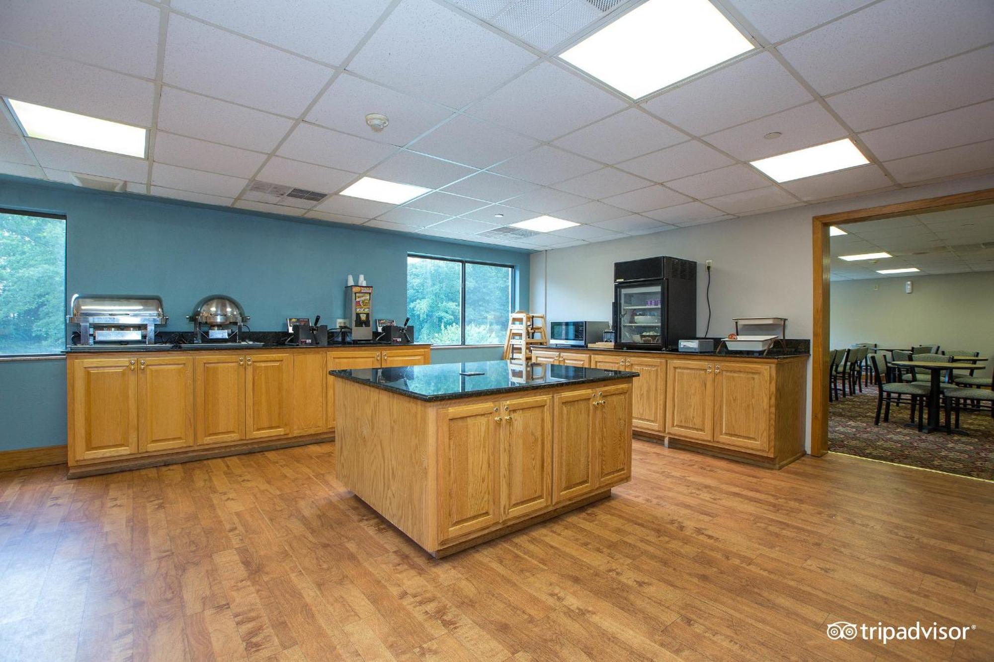 Country Inn&suites By Radisson, East
